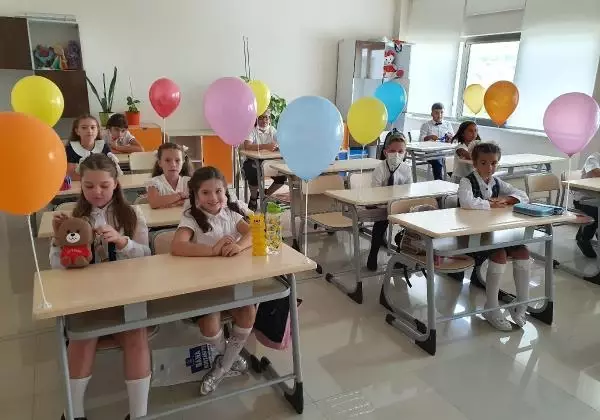 RUSYA İLE BİRLİKTE ANTALYA'DA DA İLK DERS ZİLİ ÇALDI