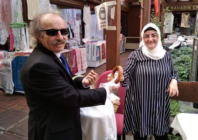 Takım elbiseli ve kravatlı simitçi taleplere yetişemiyor