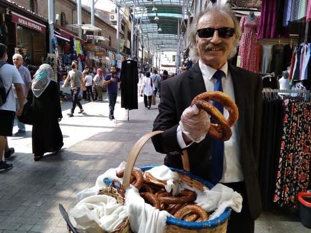 Takım elbiseli ve kravatlı simitçi taleplere yetişemiyor