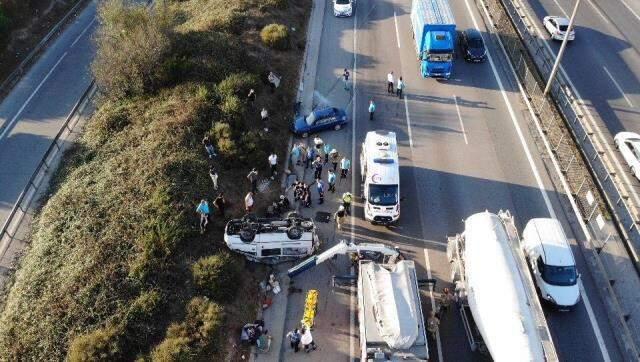 Tekeri patlayıp takla atan midibüsün altında kalan yaralı şahıs kurtarılmayı böyle bekledi