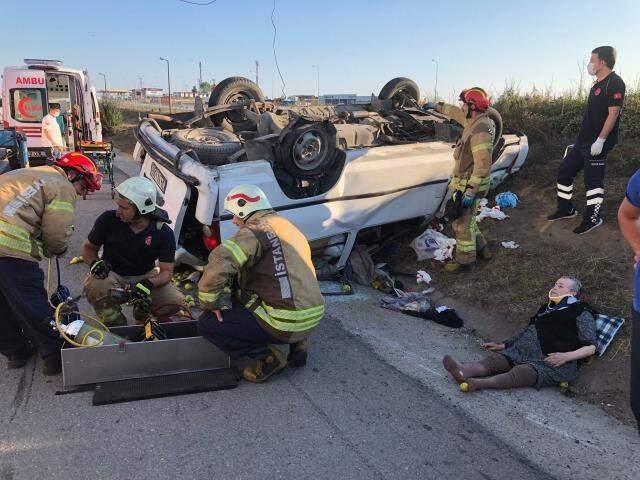 Tekeri patlayıp takla atan midibüsün altında kalan yaralı şahıs kurtarılmayı böyle bekledi