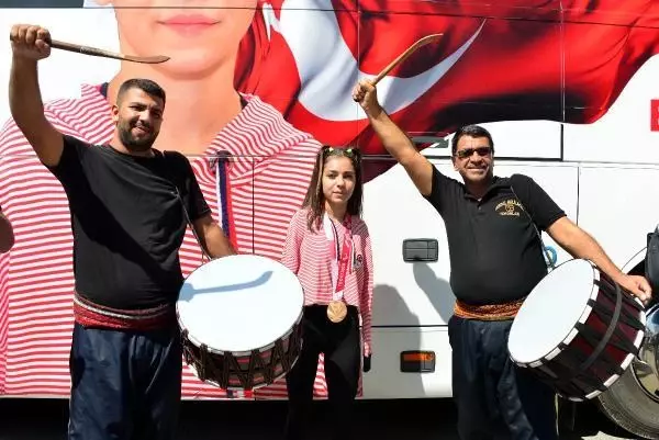KAHRAMANMARAŞ - Tokyo Paralimpik Oyunları 3'üncüsü yüzücü Sevilay Öztürk'e coşkulu karşılama