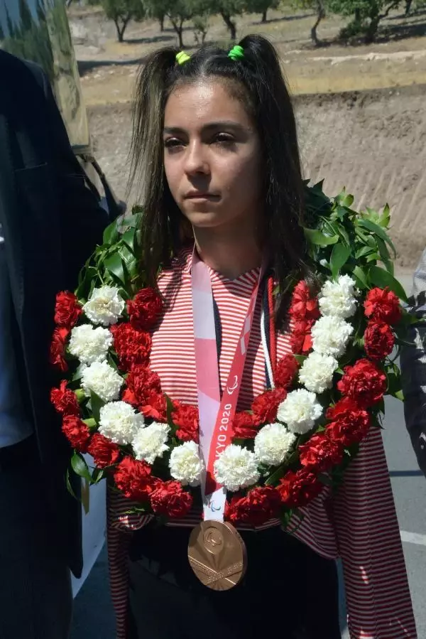 KAHRAMANMARAŞ - Tokyo Paralimpik Oyunları 3'üncüsü yüzücü Sevilay Öztürk'e coşkulu karşılama