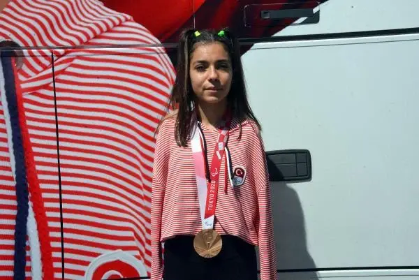 KAHRAMANMARAŞ - Tokyo Paralimpik Oyunları 3'üncüsü yüzücü Sevilay Öztürk'e coşkulu karşılama