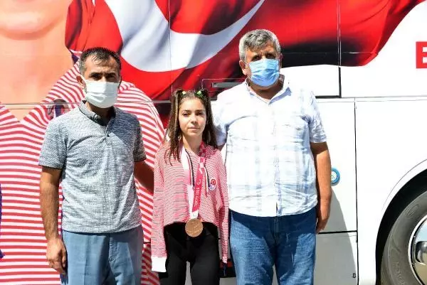 KAHRAMANMARAŞ - Tokyo Paralimpik Oyunları 3'üncüsü yüzücü Sevilay Öztürk'e coşkulu karşılama