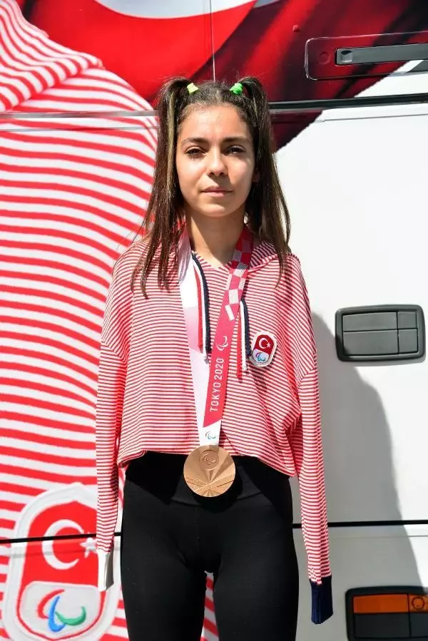 KAHRAMANMARAŞ - Tokyo Paralimpik Oyunları 3'üncüsü yüzücü Sevilay Öztürk'e coşkulu karşılama