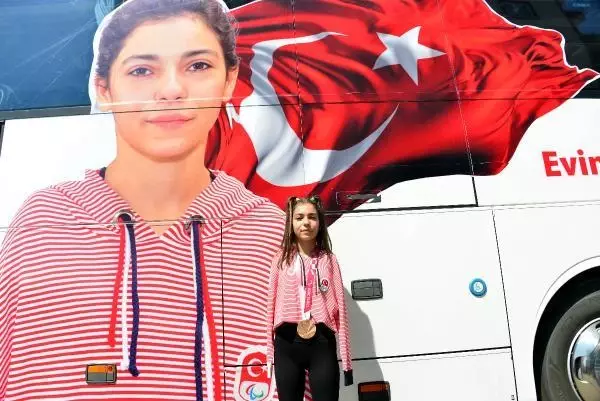 KAHRAMANMARAŞ - Tokyo Paralimpik Oyunları 3'üncüsü yüzücü Sevilay Öztürk'e coşkulu karşılama