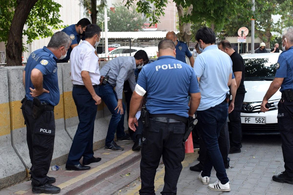 Son dakika! Adliye önünde kendini yakmak istedi, polis etkisiz hale getirdi