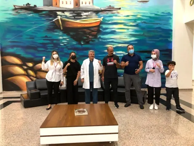 Başhekim Prof. Dr. Recep Demirhan'dan Buse Naz Çakıroğlu'na plaket