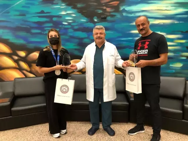 Başhekim Prof. Dr. Recep Demirhan'dan Buse Naz Çakıroğlu'na plaket