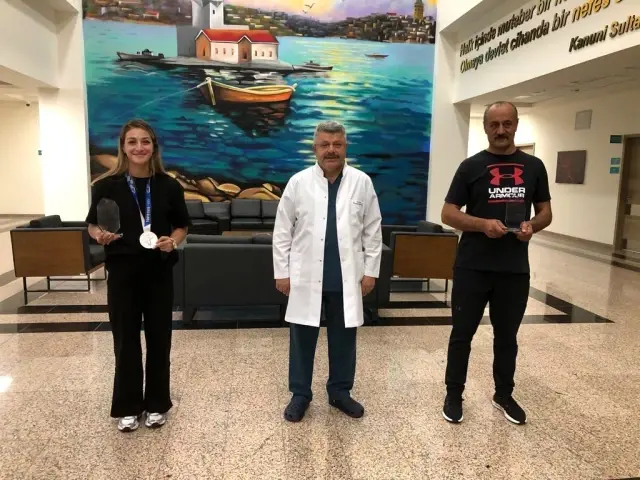Başhekim Prof. Dr. Recep Demirhan'dan Buse Naz Çakıroğlu'na plaket