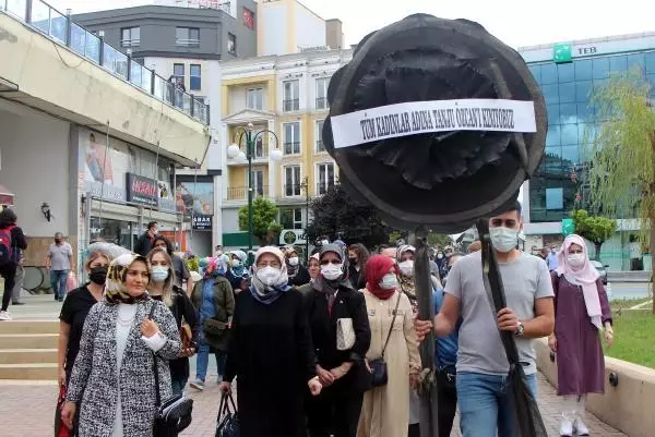 BELEDİYE BAŞKANI ÖZCAN'A KADINLARDAN SİYAH ÇELENKLİ TEPKİ BELEDİYE BAŞKANI ÖZCAN'A KADINLARDAN SİYAH ÇELENKLİ TEPKİ