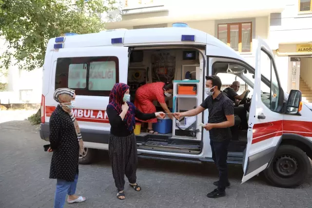 Ambulanslardan yapılan anonslarla vatandaşlar aşıya davet ediliyor