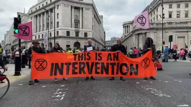 Londra'da çevreci grup, İngiliz bankalarının fosil yakıtlara yatırımını protesto etti
