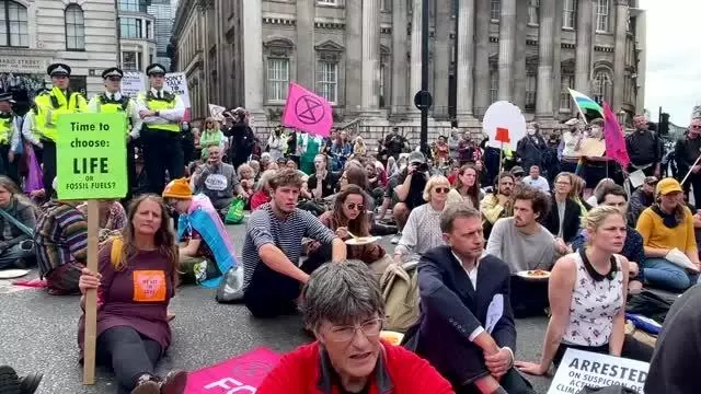 Londra'da çevreci grup, İngiliz bankalarının fosil yakıtlara yatırımını protesto etti