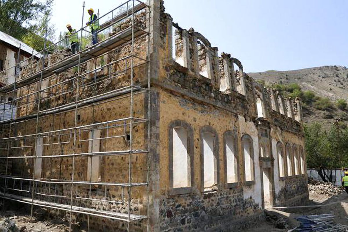 Gümüşhane'de 142 yıllık tarihi Sarı Mektep'te restorasyon çalışmaları başladı