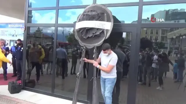 Kadınlardan Başkan Özcan'a siyah çelenkli protesto