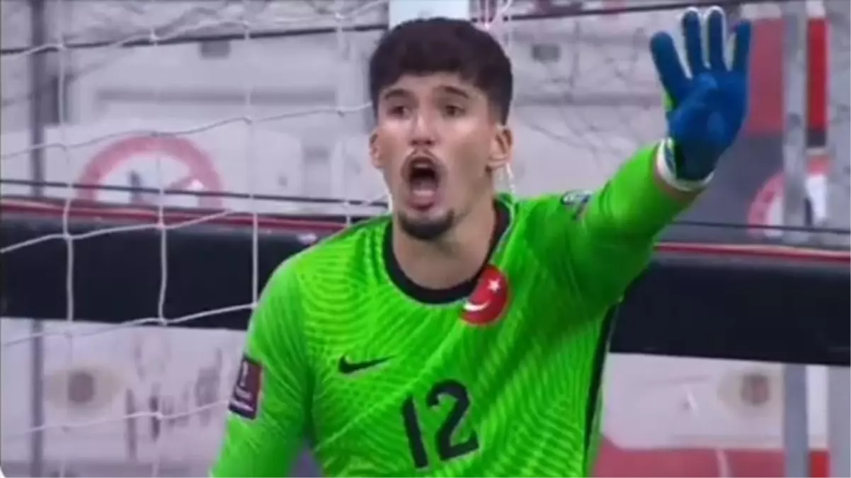 Altay ısrarla '4' dedi ama takım arkadaşları oralı olmadı! O an Karadağ maçına damga vurdu