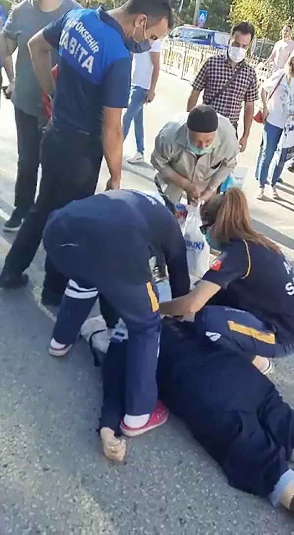 Nuri Dede herkesi ağlattı! Minibüsün çarptığı eşinin elini tutup dakikalarca adını sayıkladı