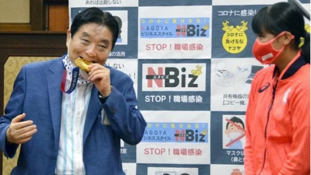 Olimpiyat madalyasını ısıran Japon belediye lideri koronavirüse yakalandı