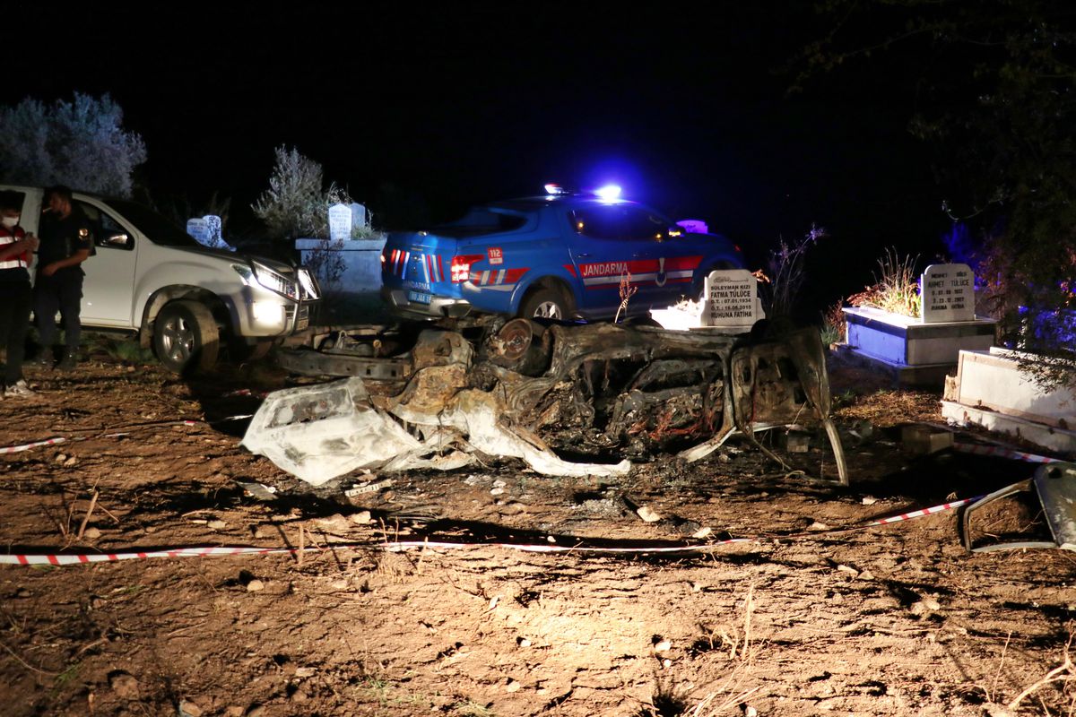 Takla atarak yol kenarına savrulan otomobilin içinde yanarak can verdi