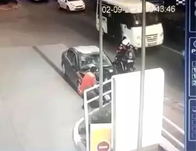 Polisten kaçan suç makinelerinin kullandığı araç, yol kenarında servis bekleyen kadına çarptı