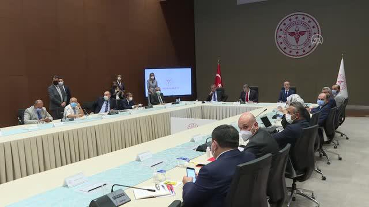 Sağlık Bakanı Koca: '(Kovid-19) Aşılanmayanların okula alınmama gibi bir durumu olmaz. Öğretmenlerimizin aşılanma oranlarının giderek arttığını...