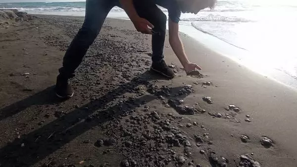 SAMANDAĞ'DA SAHİLE PETROL ATIĞI VURDU
