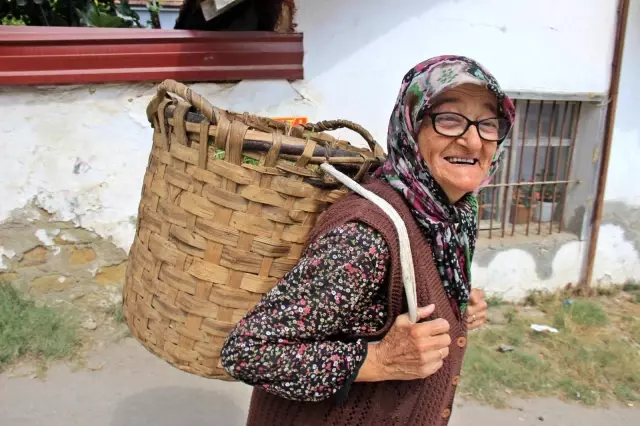 sirtinda kufesiyle genclere tas cikartiyor 11 14370070 o