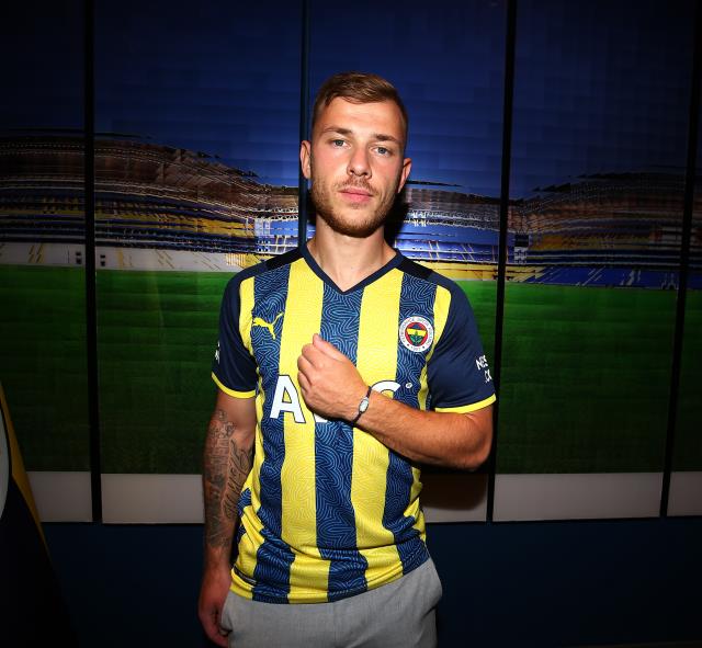 Son Dakika: Fenerbahçe transferleri peş peşe açıklıyor! Alman orta saha Max Meyer de imzayı attı
