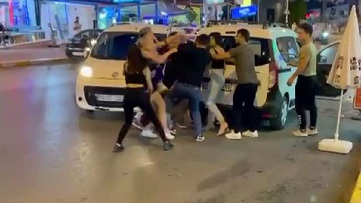 Tiktok fenomenleri 'Sen bizi tanımıyor musun?' dedikleri şahısları sokak ortasında sopayla dövdü