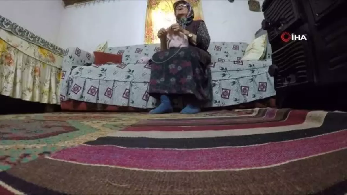 Trabzonlu Halime Nine, sırtında küfesiyle gençlere taş çıkartıyor