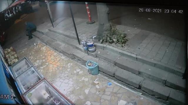Yerde gördüğü parayı ekmek poşetiyle çalan hırsız bir şeyi hesap edemedi: İkinci kamerayı