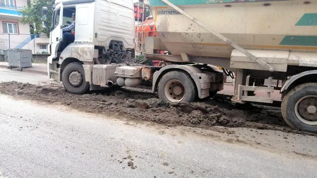 yokusta kayan tirdan tonlarca camur yola saci 3 14369764 o
