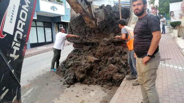 yokusta kayan tirdan tonlarca camur yola saci 7 14369764 o