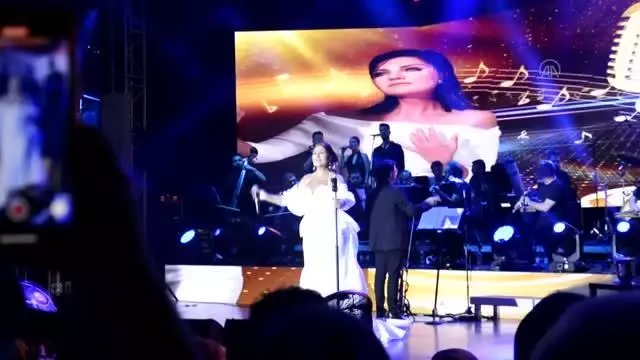 Zeki Müren'i Anma Gecesi'nde Sibel Can sahne aldı