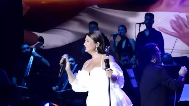 Zeki Müren'i Anma Gecesi'nde Sibel Can sahne aldı