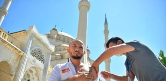 Adana'da cami önünde cuma namazı öncesi aşı yapıldı
