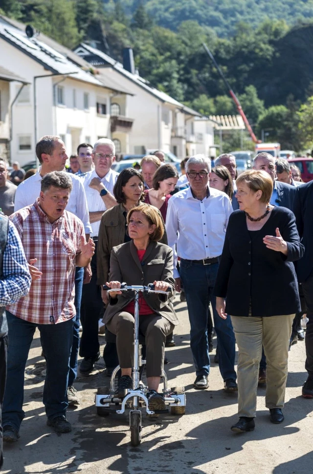 Almanya Başbakanı Merkel'den sel bölgesine ziyaret