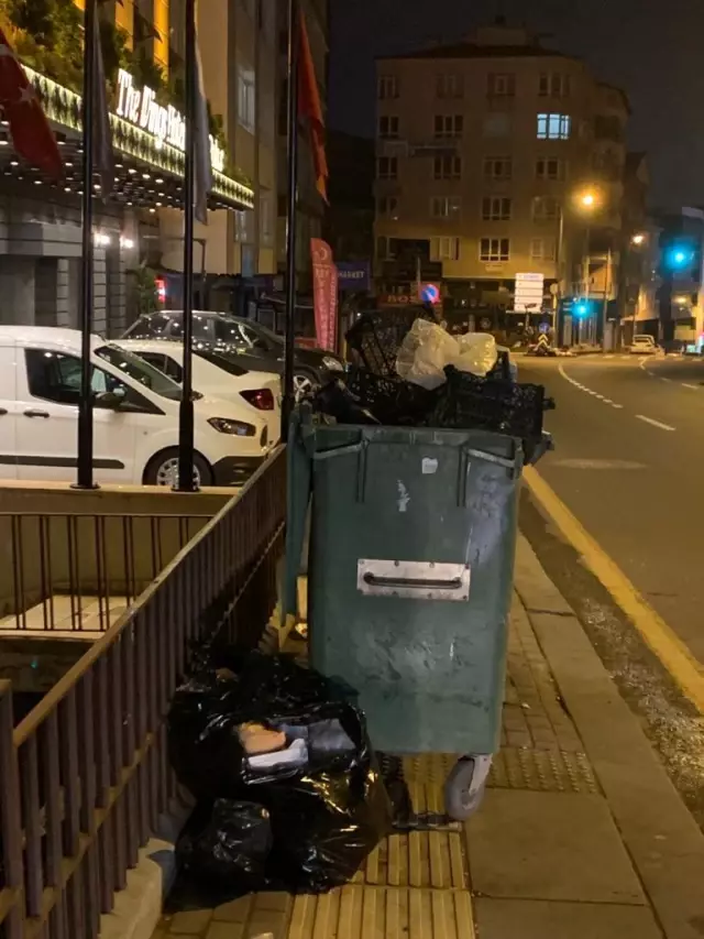Görme engelli şeridinin üzerinde duran çöp konteyneri geçişleri engelliyor