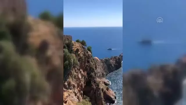 Antalya'da yamaç paraşütüyle kayalıklara düşen kişi kurtarıldı