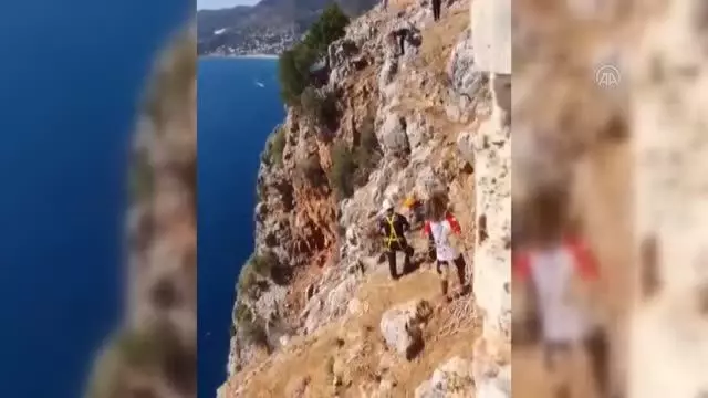 Antalya'da yamaç paraşütüyle kayalıklara düşen kişi kurtarıldı