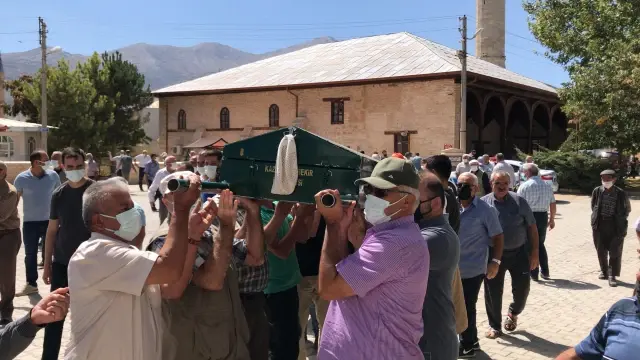 Aşı çağrısı yaptıktan sonra Kovid-19'dan hayatını kaybeden kişi toprağa verildi
