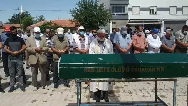 Aşı çağrısı yaptıktan sonra Kovid-19'dan hayatını kaybeden kişi toprağa verildi