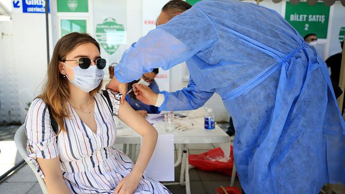 'Aşılamaya rağmen vakalar neden artıyor?' sorusuna Bakan Koca'dan yanıt: Aşısızların salgını olmaya devam ediyor