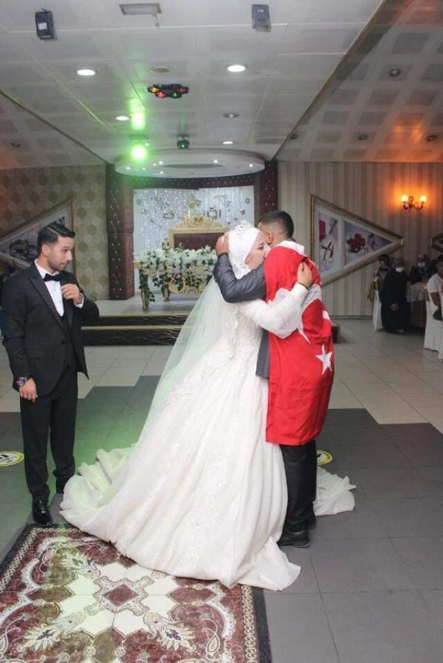 Asker kardeşten ablaya en güzel düğün hediyesi! Gönderdiği mesaj okunurken bayrağa sarılı halde salona girdi Asker kardeşten ablaya en güzel düğün hediyesi! Gönderdiği mesaj okunurken bayrağa sarılı halde salona girdi