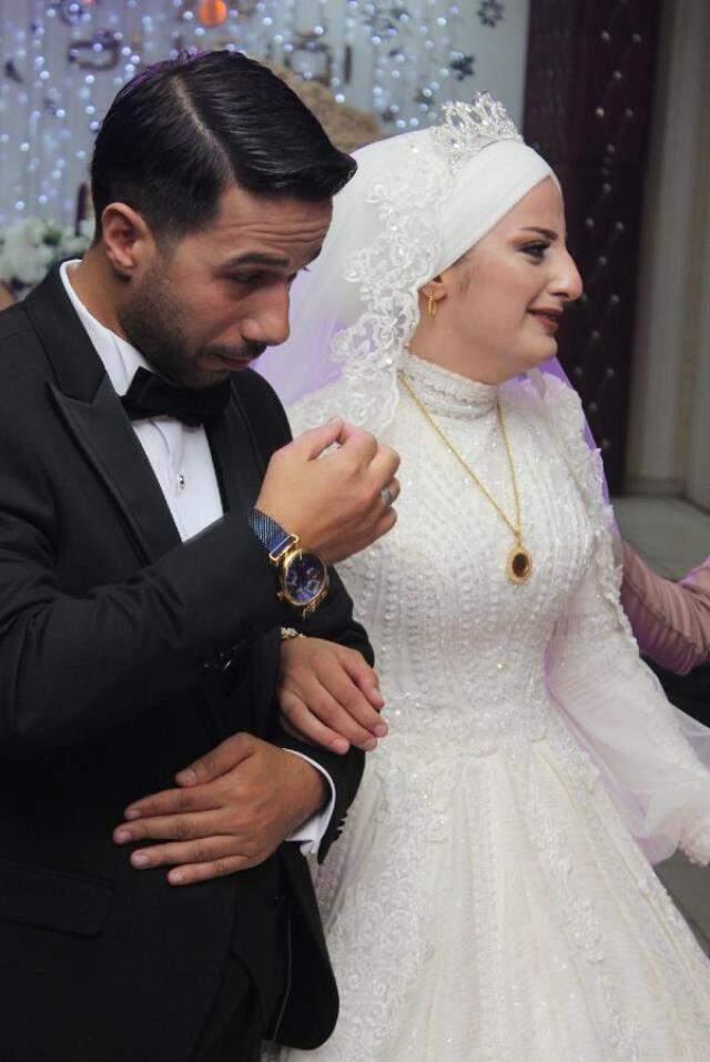 Asker kardeşten ablaya en güzel düğün hediyesi! Gönderdiği mesaj okunurken bayrağa sarılı halde salona girdi Asker kardeşten ablaya en güzel düğün hediyesi! Gönderdiği mesaj okunurken bayrağa sarılı halde salona girdi