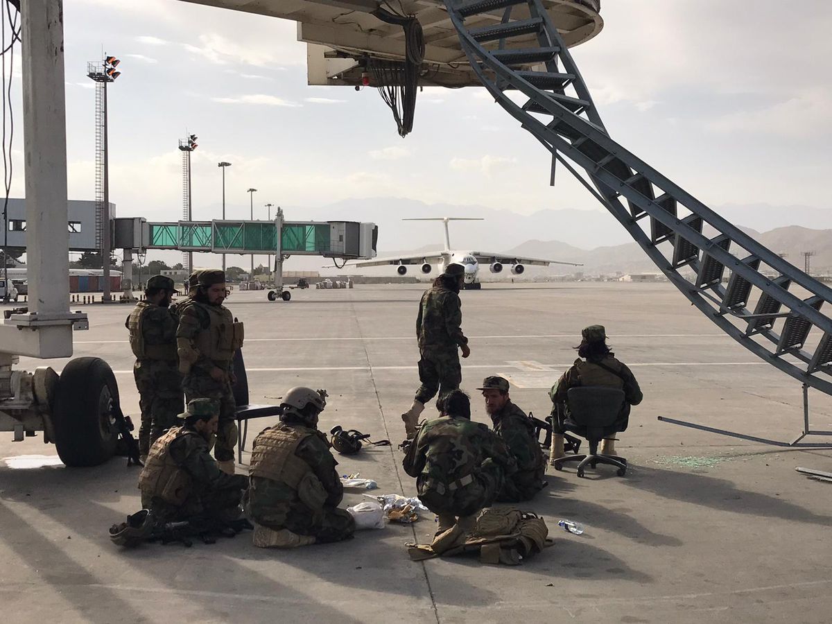 BAE, Afganistan'a gıda ve ilaç taşıyan yardım uçağı gönderdi (2)