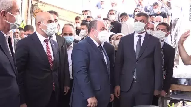 Bakan Varank, AK Parti Mardin İl Başkanlığını ziyaret etti