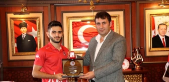 Başkan Yaşar Dünya Şampiyonu Sönmez'e cumhuriyet altını hediye etti